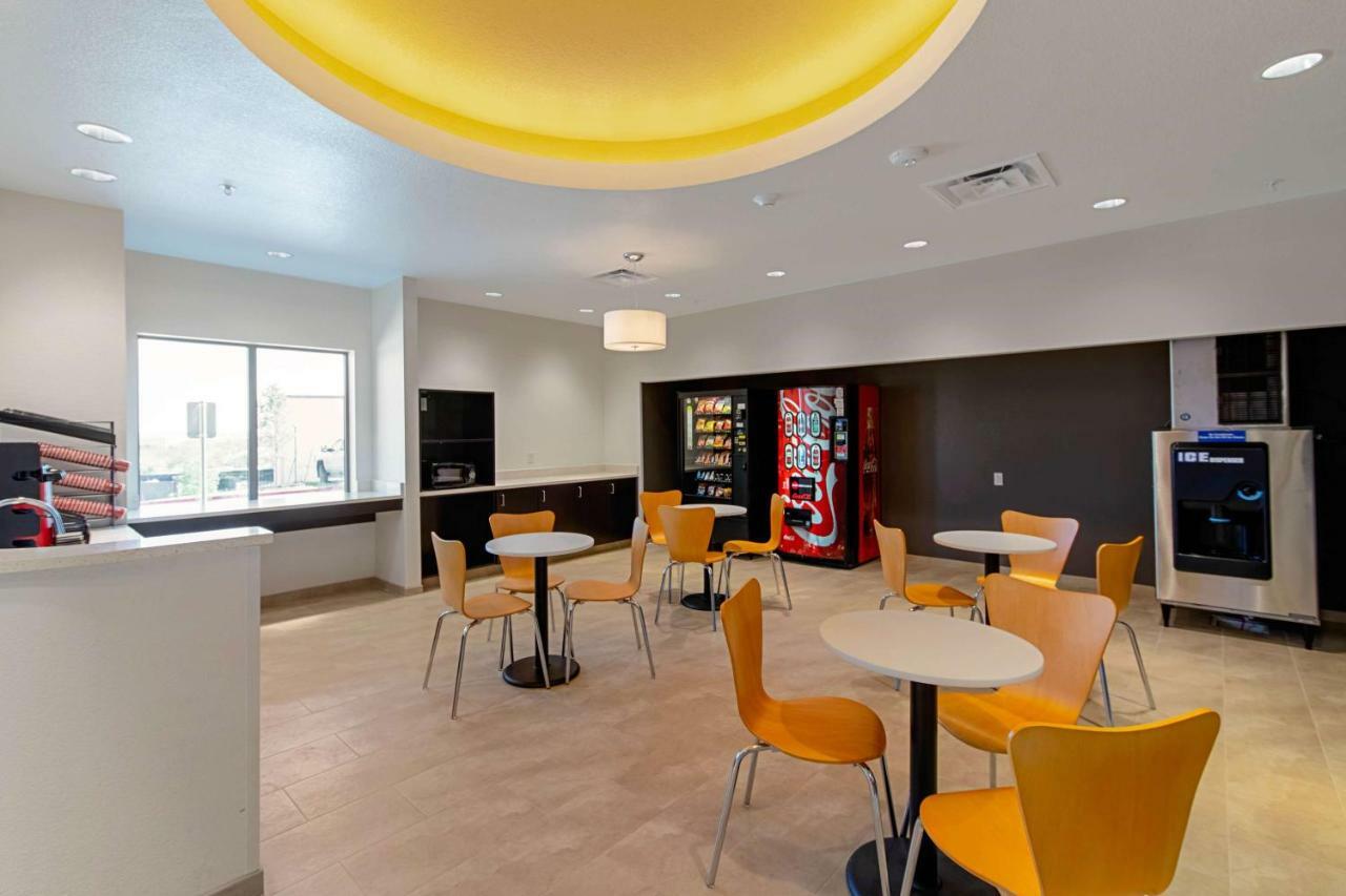 Motel 6 Austin Airport Екстер'єр фото