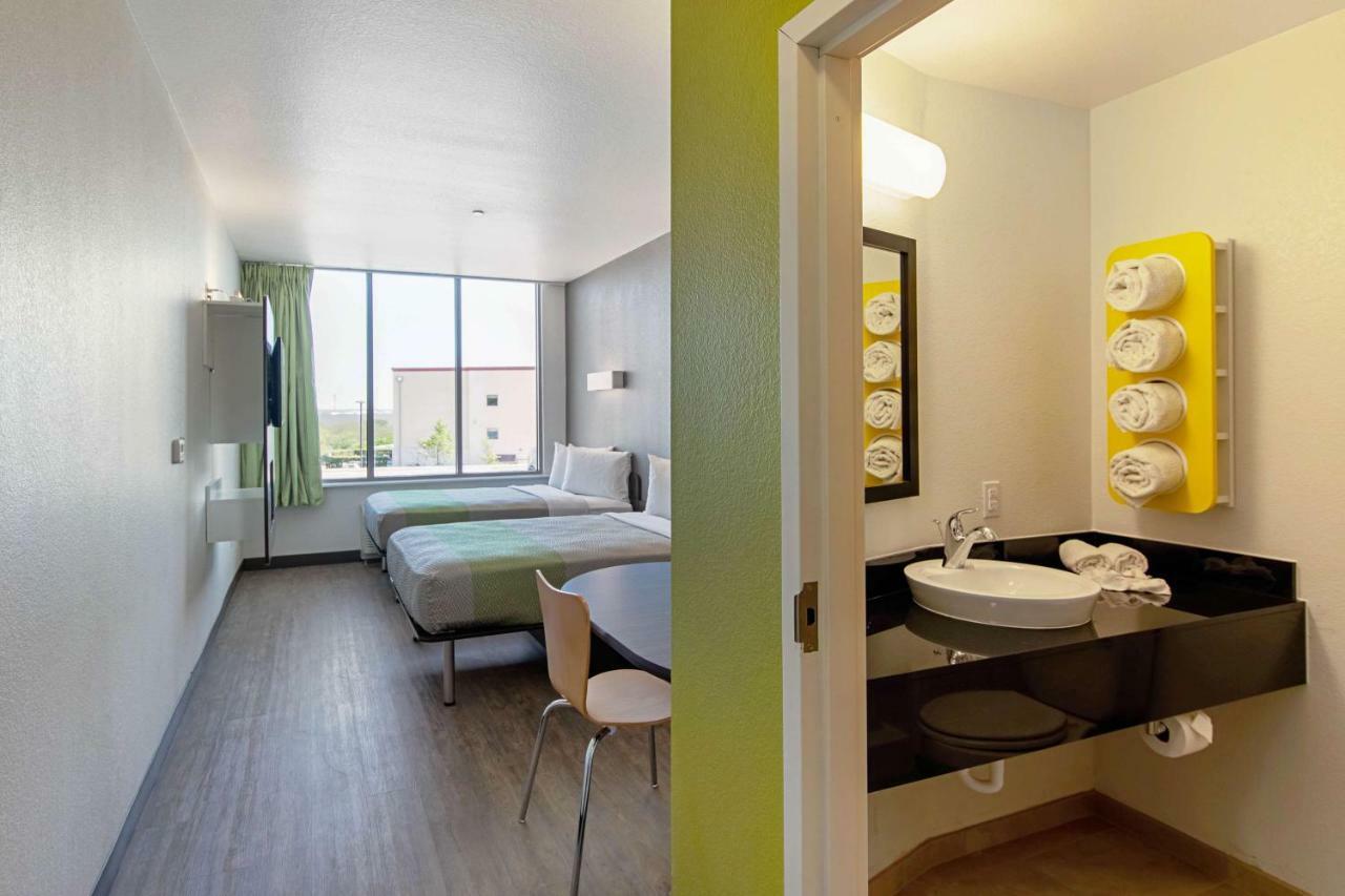 Motel 6 Austin Airport Екстер'єр фото