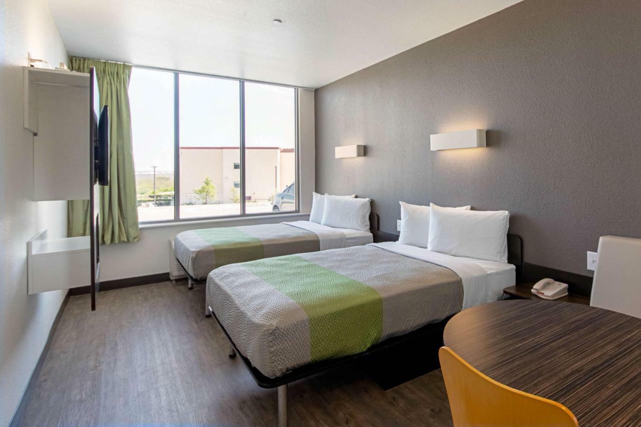 Motel 6 Austin Airport Екстер'єр фото