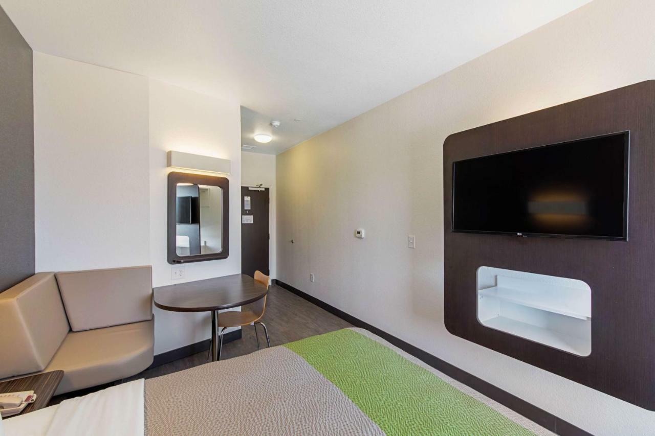 Motel 6 Austin Airport Екстер'єр фото