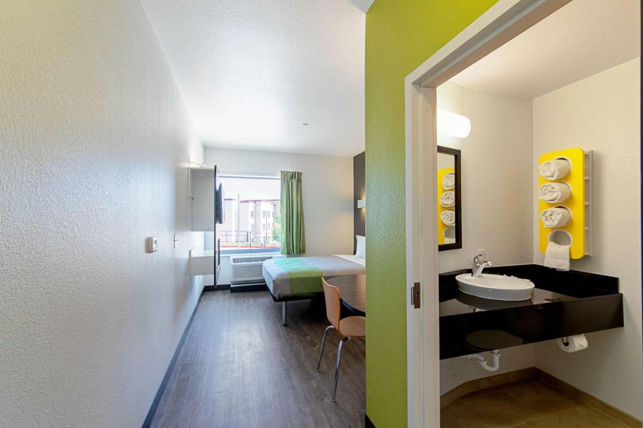 Motel 6 Austin Airport Екстер'єр фото