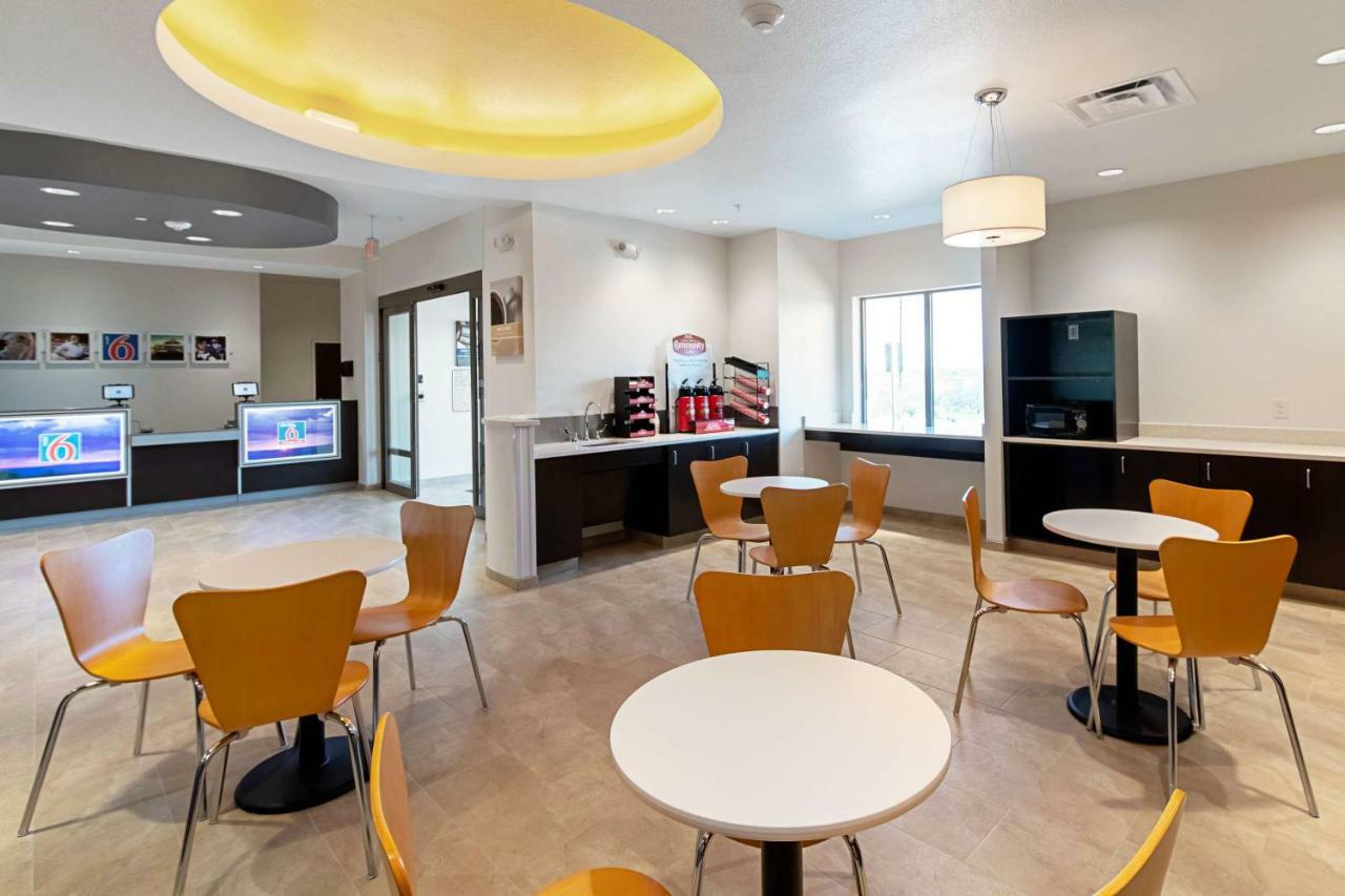 Motel 6 Austin Airport Екстер'єр фото