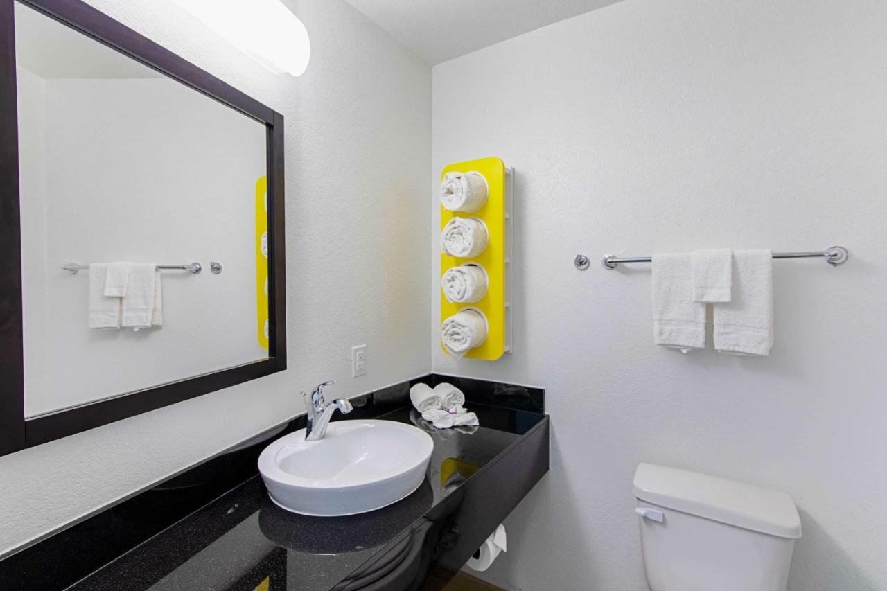Motel 6 Austin Airport Екстер'єр фото