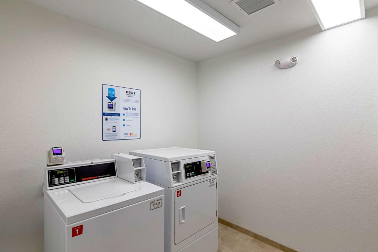 Motel 6 Austin Airport Екстер'єр фото